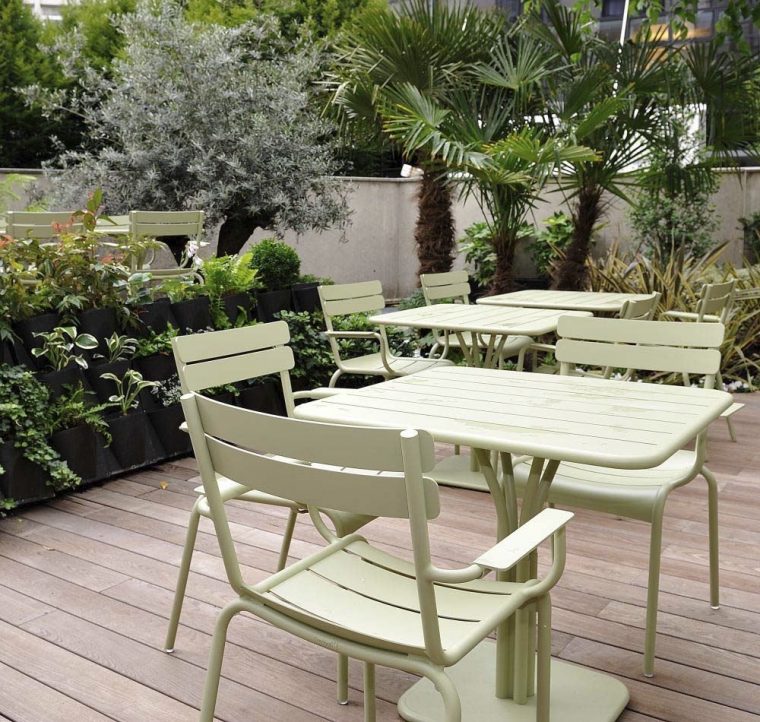 Terrasse Avec Table Et Fauteuils #luxembourg Couleur #vert … dedans Meubles De Jardin Luxembourg