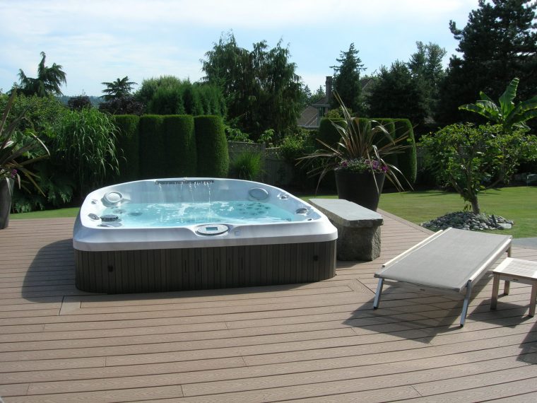 Un Spa Jacuzzi® Semi-Encastré Dans Une Terrasse En Bois #spa … concernant Jacuzzi Pour Jardin