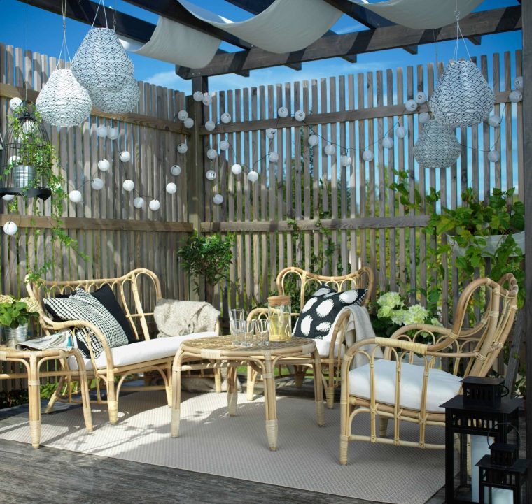 salon de jardin sur terrasse en bois
