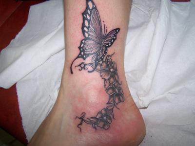 tatouage cheville femme fleur et papillon