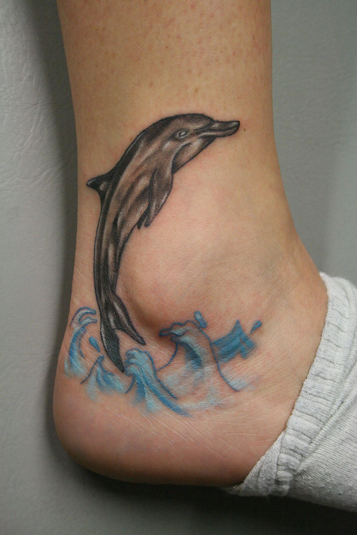 tatouage dauphin realiste