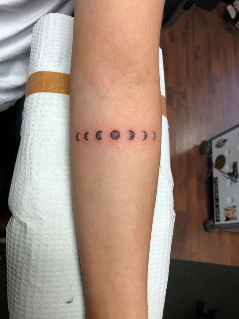 tatouage homme lune