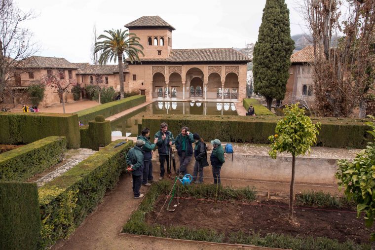Artesanos De Los Jardines De La Alhambra – Patronato De La … avec Jardines De Alhambra