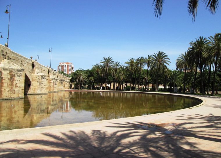 Bridge And Pool In Jardines Del Turia, Valencia 1 … tout Jardines Del Turia Valencia