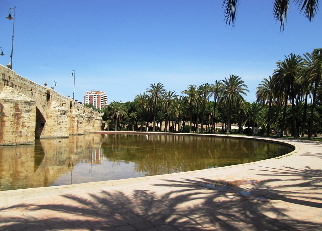 Bridge And Pool In Jardines Del Turia, Valencia 1 ... tout Jardines Del Turia Valencia