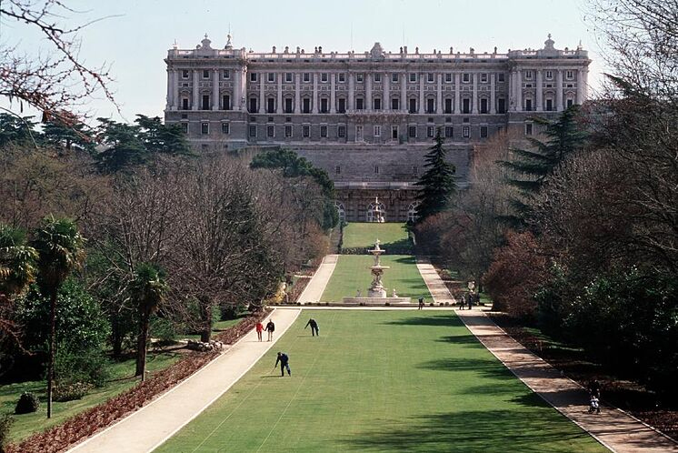 Cinco Jóvenes Lanzan Pintura A La Estatua De Juan Carlos I … pour Jardines Palacio Real Madrid