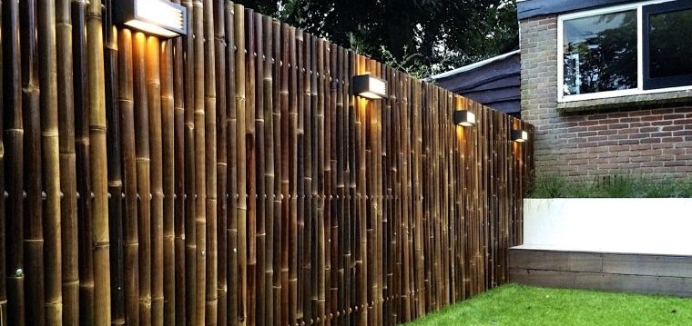 Clôture En Bambou Pour Une Touche Orientale Dans Le Jardin serapportantà Kiosque En Bambou Pas Cher