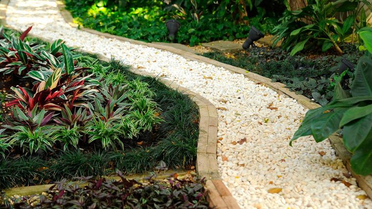 Cómo Construir Un Camino De Grava En Mi Jardín – The Home … à Caminos En Jardines Pequeños