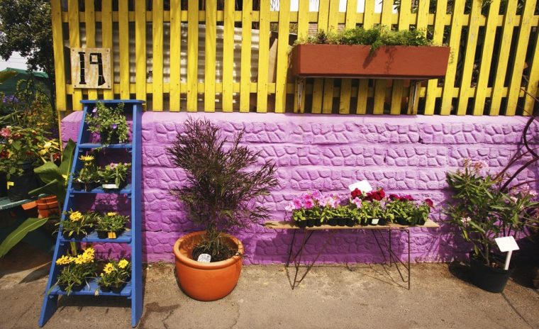 Como Decorar Una Sala Peque A | Colorful Backyard Ideas … à Como Decorar Jardines Con Poco Dinero