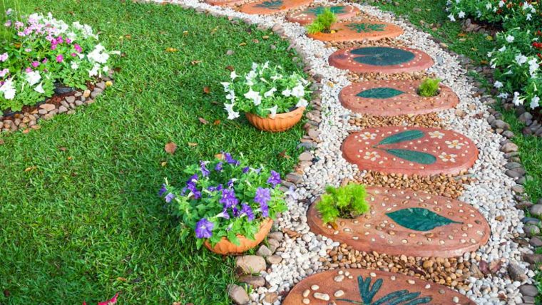 Cómo Hacer Un Camino De Piedras Para Tu Jardín – The Home … destiné Como Cuidar Un Jardin