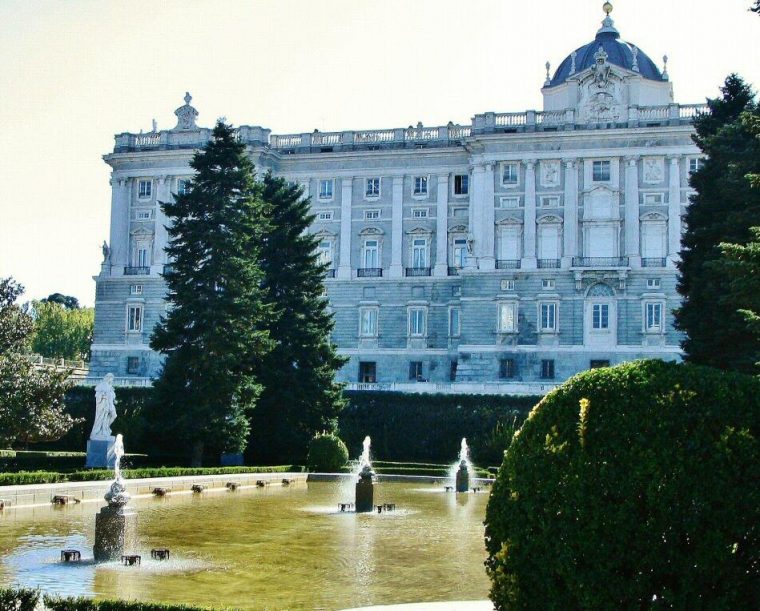 Cómo Visitar El Palacio Real De Madrid: Horarios, Precios … concernant Jardines Del Palacio Real Madrid