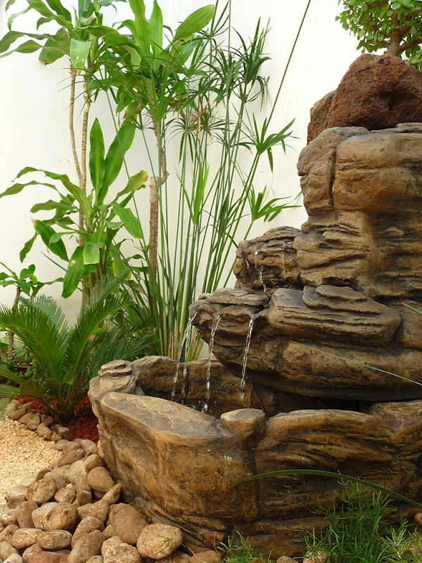 Diseño De Un Jardín Muy Pequeño Con Fuente, Piedras Y … destiné Decoracion De Patios Y Jardines Con Piedras