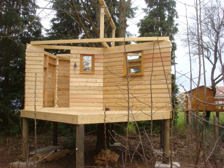 Fabrication D'Une Cabane En Bois Sur Pilotis – Jardin … avec Plan De Construction D&#039;Une Table En Bois