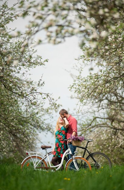 Joven Pareja Amorosa Con Bicicletas En El Jardín De ... pour Pillados Follando En El Jardin