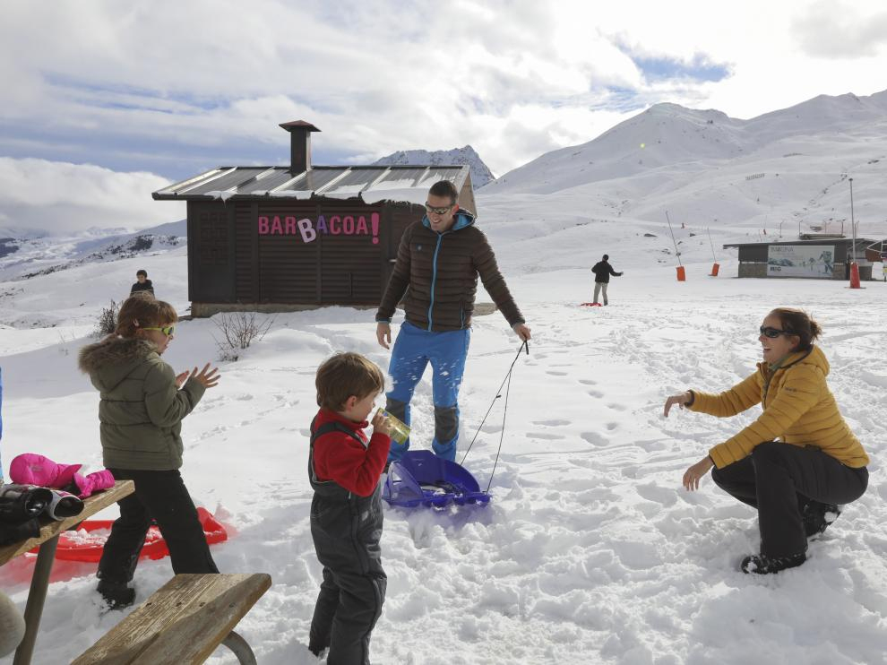 Las Estaciones De Esquí Del Pirinero Aragonés Se Preparan ... tout Jardin De Nieve Formigal