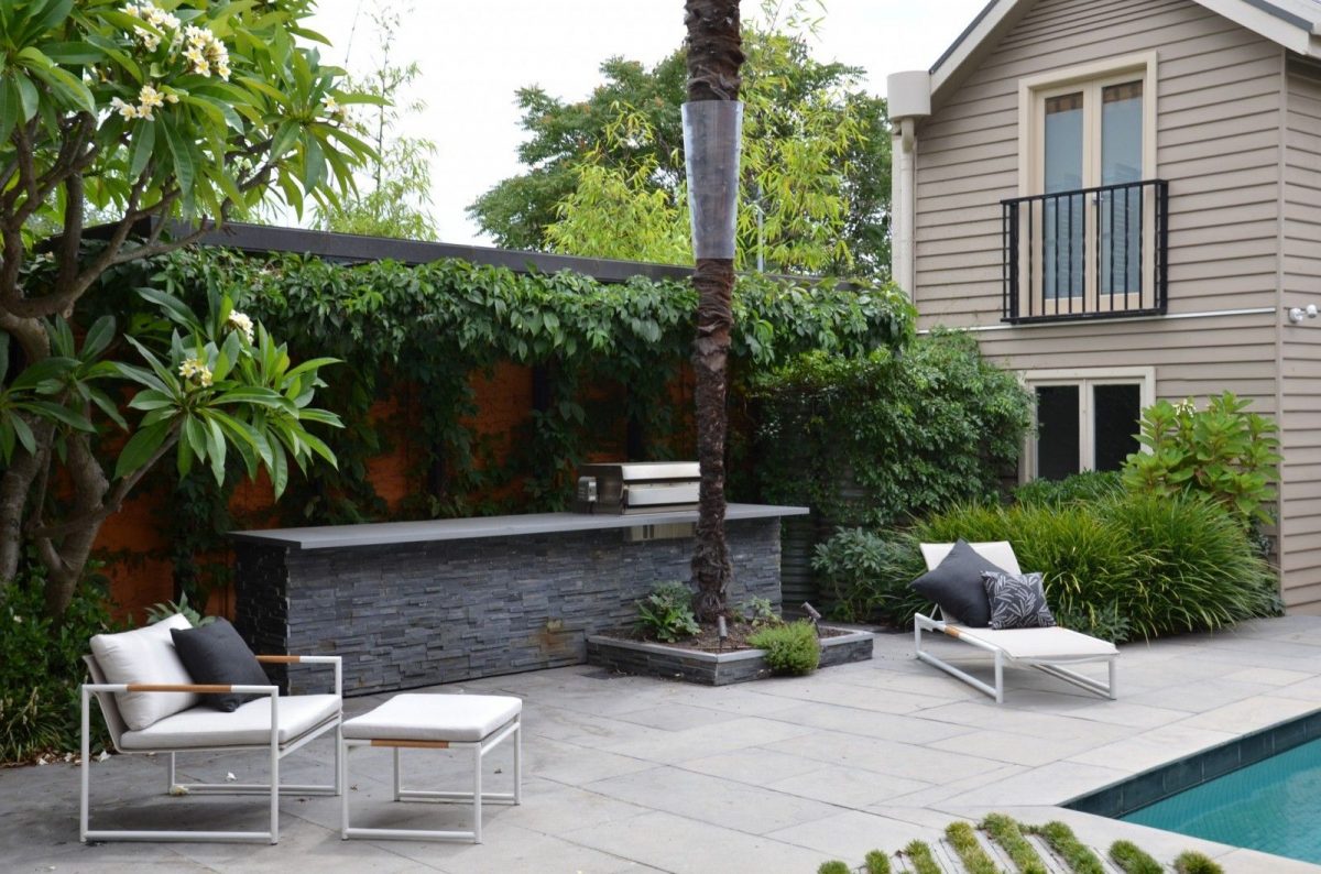 Una Casa Con Dos Jardines De Estilos Diferentes | Estilos Deco avec Jardines Exteriores De Casas Modernas