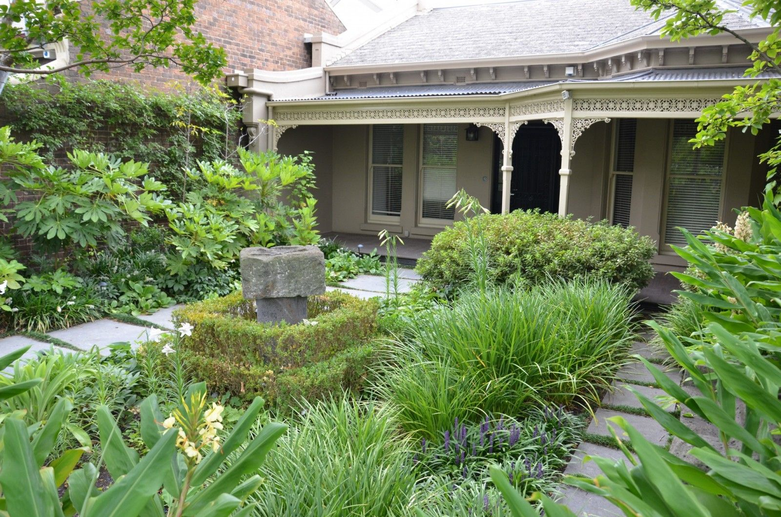 Una Casa Con Dos Jardines De Estilos Diferentes | Estilos Deco destiné Diseño De Exteriores Jardines