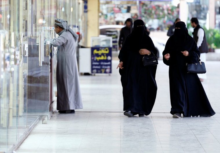 «Abaya À L'Envers»: Des Saoudiennes Lancent Une Protestation Contre L … serapportantà Decoration Chambre Envers Et Contre Tous