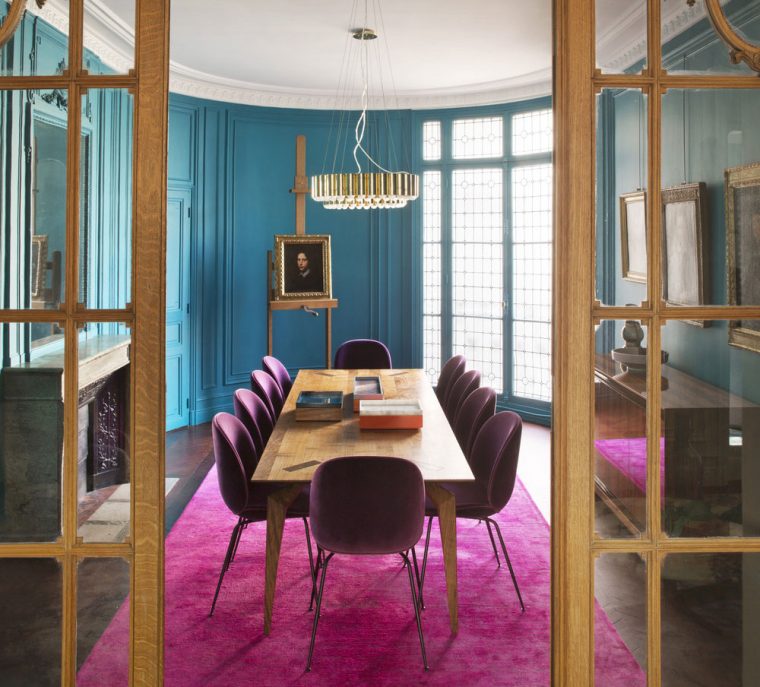 Blue Dining Room With Pink Chairs And 16Th-Century Paintings … à Architecte D&#039;Intérieur De Luxe Paris