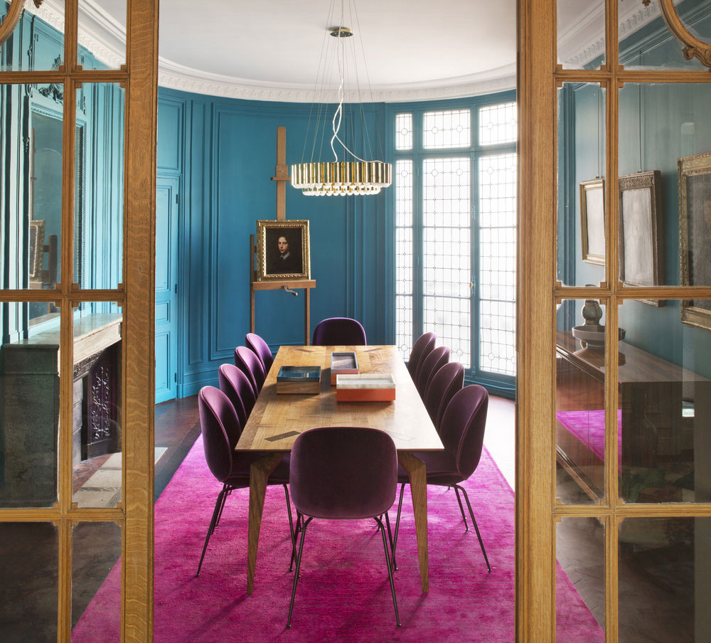 Blue Dining Room With Pink Chairs And 16Th-Century Paintings ... à Architecte D&amp;#039;Intérieur De Luxe Paris