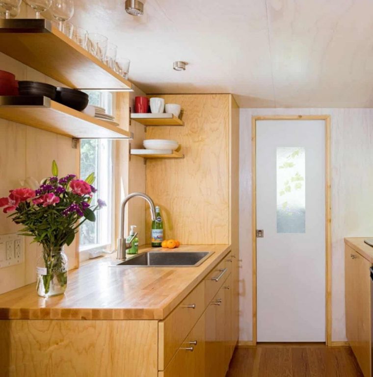 Cette Tiny House Ne Fait Que 13M2 Et Est Parfaitement Confortable … intérieur Decoration Interieure Salon Hors Bord
