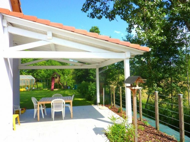 Comment Recouvrir Une Terrasse – Une Couverture De Pergola Avec Des … tout Salon De Jardin Gifi Malgré Le Sol