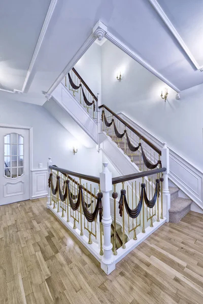 Conception D'Escaliers Dans Une Maison Riche . — Photographie ... encequiconcerne Decoration Maison Moderne Jusqu'À Quelle Heure