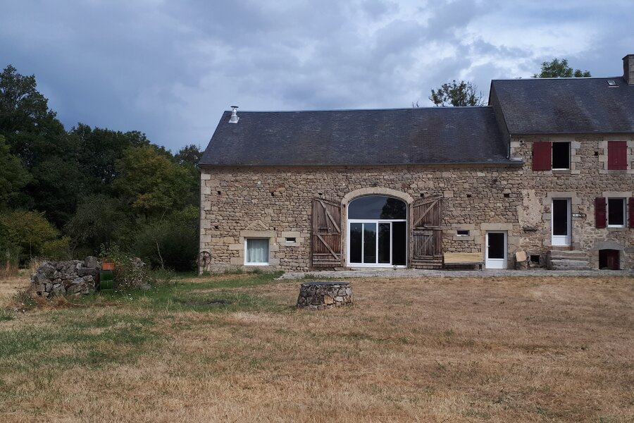 Dans La Creuse, Région Du Limousin, Près De Boussac, Une Maison En ... dedans Salon De Jardin Castorama Près De Saint-Pierre