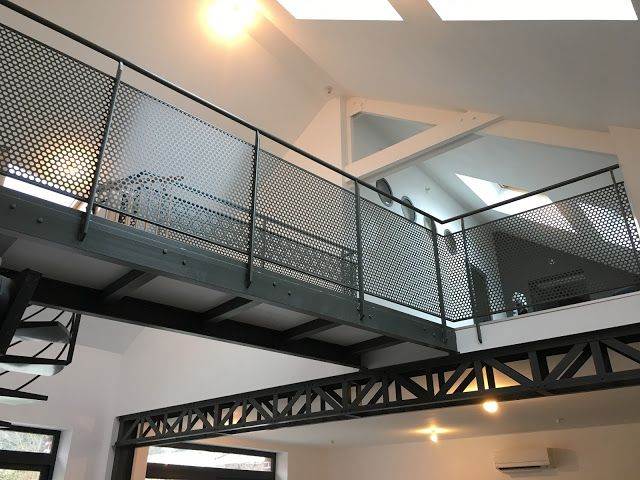 La Grange Qui Deviendra Loft: La Pose De L'Escalier En Métal Et Les ... pour Décoration Maison Moderne Voici Le Corps