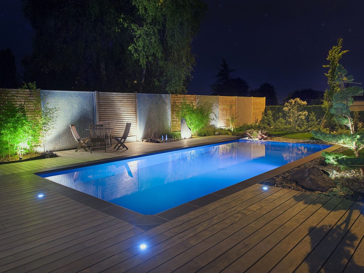 La Piscine Paysagée Par L'Esprit Piscine 8 X 4 M Revêtement Gris ... encequiconcerne Maison De Jardin Pour Rangement Piscine