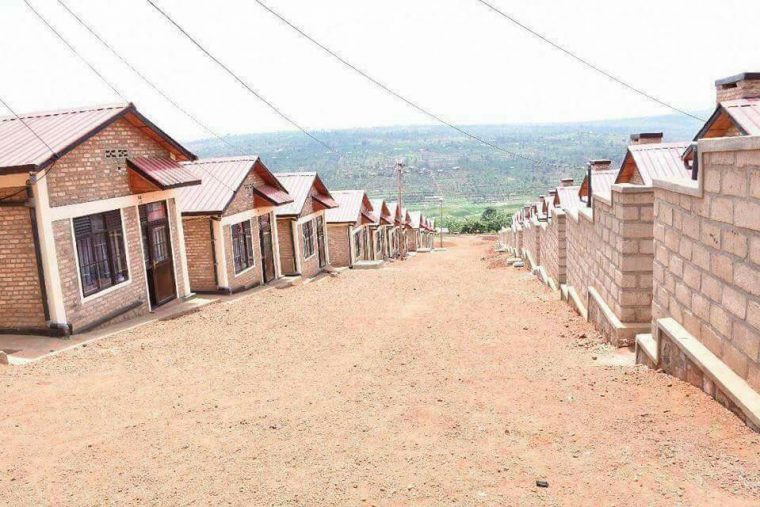 Le Rwanda A Construit Des Maisons Pour Les Les Plus Pauvres. Ils Ont … encequiconcerne Décoration Maison Moderne Versus Maison Du Monde