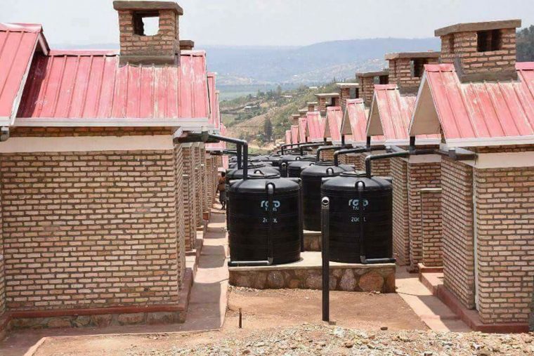 Le Rwanda A Construit Des Maisons Pour Les Les Plus Pauvres. Ils Ont … serapportantà Décoration Maison Moderne Versus Maison Du Monde