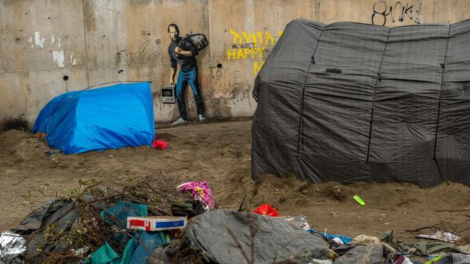 Le Street-Artiste Banksy Rend Hommage Aux Migrants À Calais intérieur Hommage Aux Nains De Jardin Google Jeux