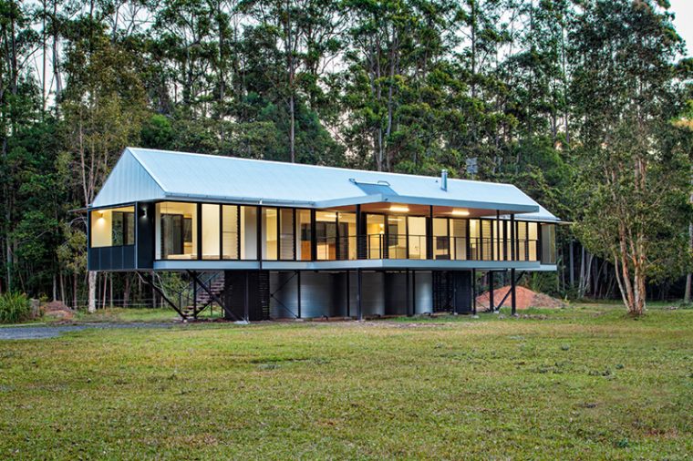 Platypus Bend House: Une Maison Surélevée Avec Des Réservoirs D'Eau De … dedans Décoration Murale À Cause De L'Eau Chaude