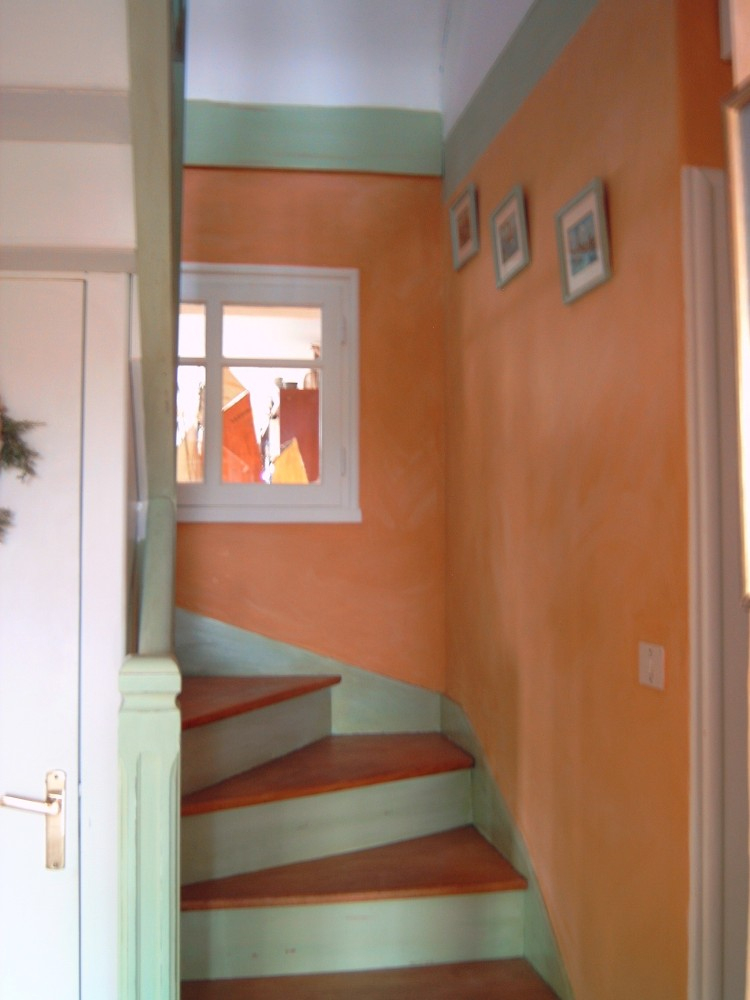 Relooké Escalier En Bois Faire Vous-Même Votre Peinture Enduits Apprêt ... concernant Décoration Murale Avant Peinture