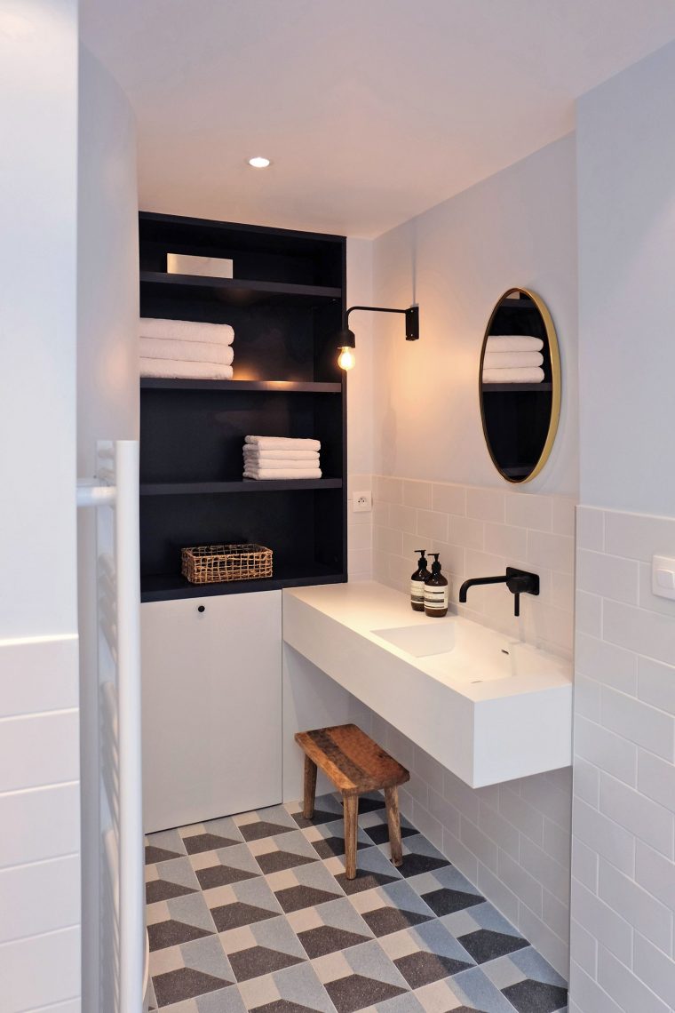 Salle De Bain Bathroom Douche Sous Verrière Shower Black Tape … serapportantà Architecte D'Intérieur Salle De Bain