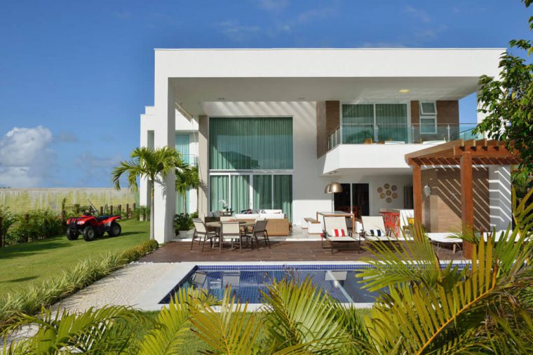 Une Belle Maison De Vacances Moderne Située Sur La Côte Brésilienne … serapportantà Architecte Dinterieur À L’arrière De La Maison