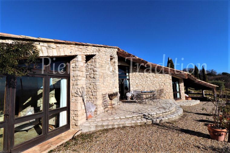 Vente Murs En Provence Belle Maison D'Architecte De 215 M² Avec Piscine … intérieur Architecte D Intérieur À L Arrière De Provence